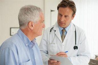 Pacjent z zapaleniem gruczołu krokowego na konsultacji z urologiem
